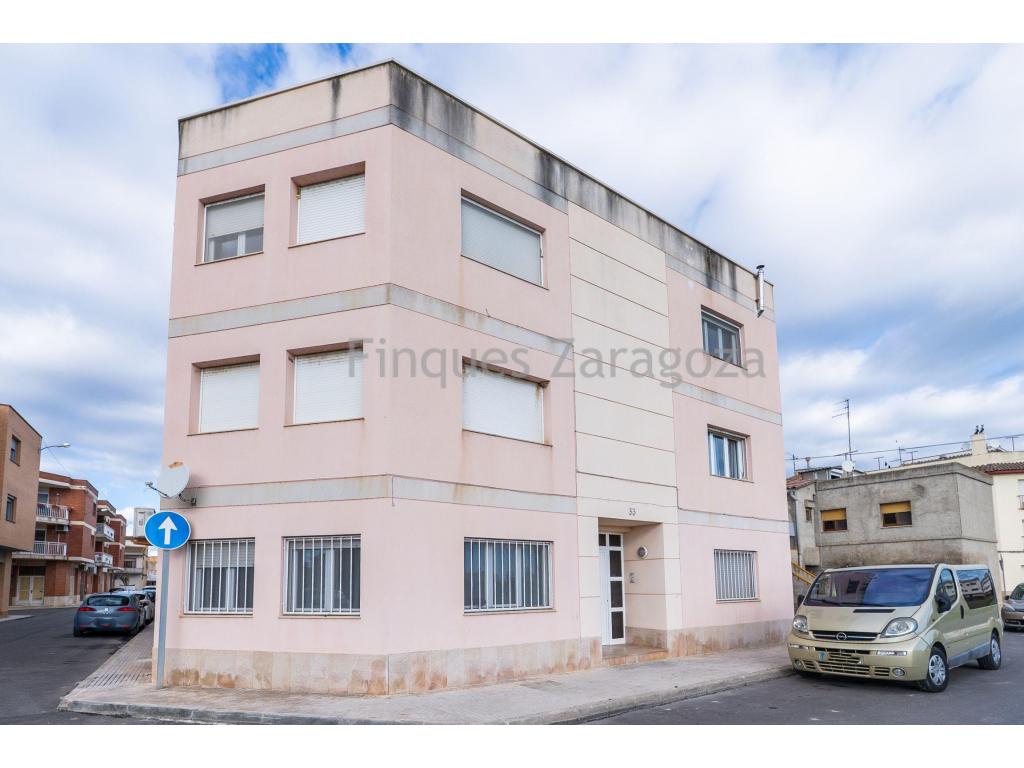 Piso amplio y luminoso en Deltebre (construido en 2004), ideal para familias o como segunda residencia en el Delta.Ubicado en segunda planta sin ascensor, la vivienda cuenta con 116 m² construidos (aprox. 100 m² útiles), y una distribución muy cómoda y bien aprovechada. Al entrar encontramos un recibidor que da paso a la zona de día, con un agradable espacio de salón-comedor con cocina integrada, pensado para disfrutarlo en el día a día. Un pasillo organiza el resto de estancias: tres dormitorios, un baño completo, un aseo y un práctico lavadero.La vivienda está orientada al noreste, lo que aporta luz especialmente por las mañanas. Dispone de suelo de parquet en la mayor parte de la casa, ventanas de aluminio con doble acristalamiento y una cocina completamente equipada. En la zona de cocina, el suelo es de gres imitación parquet, fácil de mantener y perfecto para un uso intensivo, además de estar distribuida de forma muy funcional. En el comedor destaca una estufa de pellets, ideal para aportar un extra de confort y eficiencia en los meses fríos.Una opción cómoda, espaciosa y lista para entrar a vivir en Deltebre.